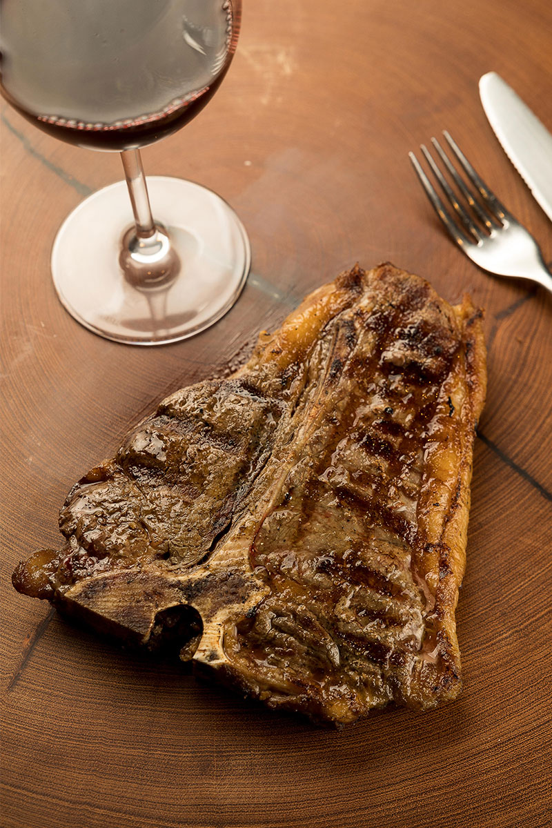 T-bone, corte que traz os sabores do Contra Filé e do Filet Mignon preparados com osso