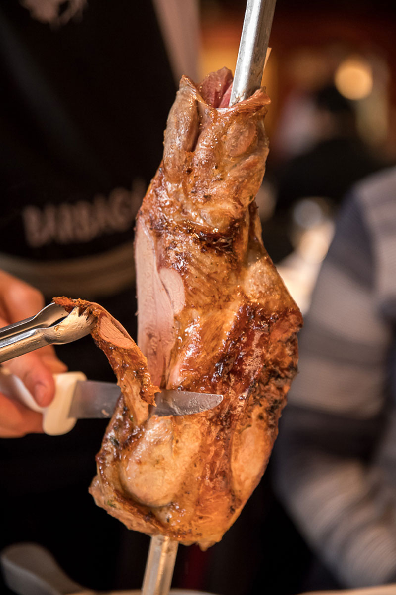 A Paleta de Cordeiro do Barbacoa Itaim, dourada por fora e extremamente suculenta por dentro