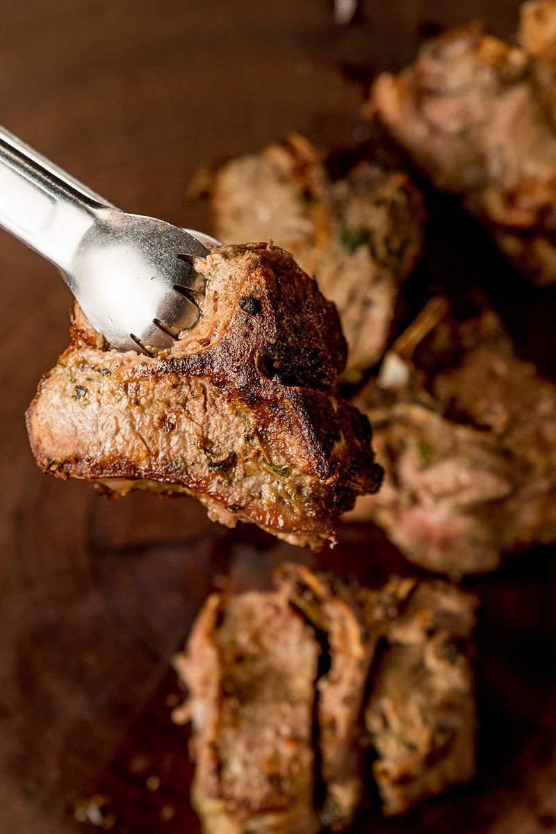 O T-Bone de Cordeiro é um corte cheio de sabor e personalidade