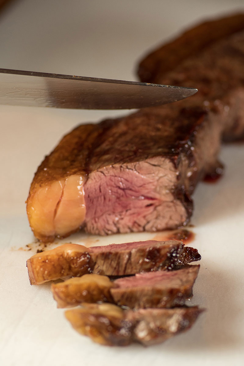 Fatias de picanha no ponto com uma bonita camada de gordura