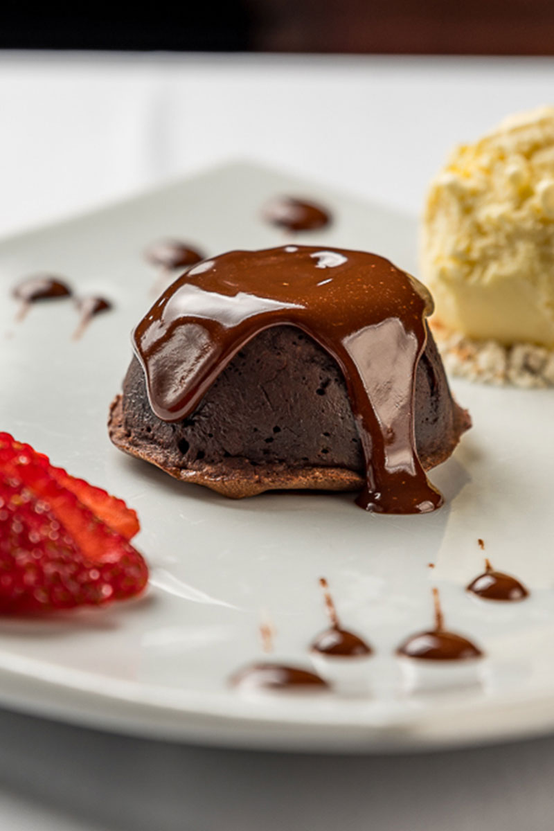 O clássico Petit Gateau do Barbacoa, com calda de chocolate, sorvete e morango.