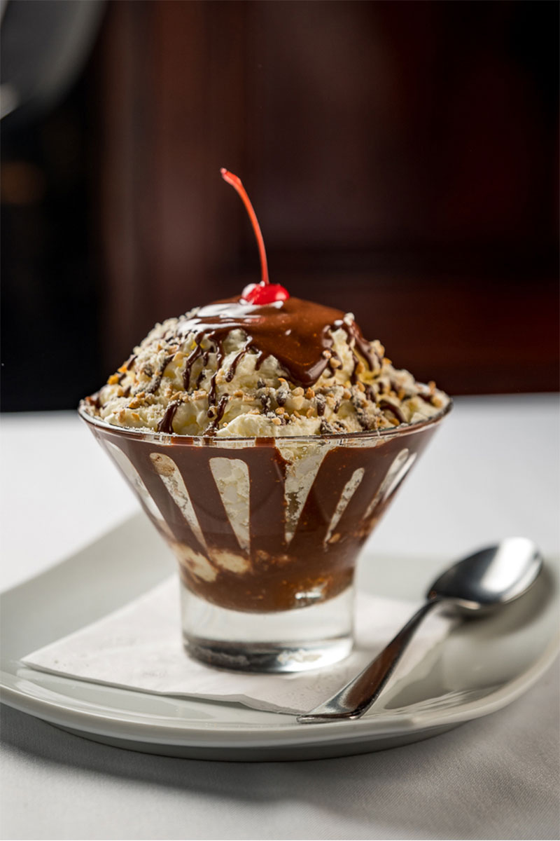 O Sundae do Barbacoa, com calda de chocolate, castanhas e cereja, é uma sobremesa deliciosa e refrescante.