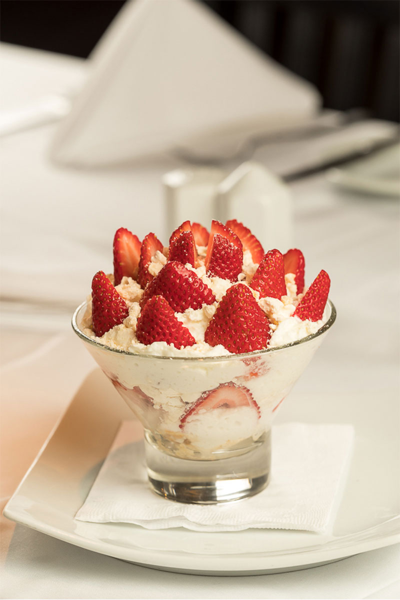 O Merengue de Morango do Barbacoa é uma sobremesa fresca, leve e deliciosa para adoçar a sua semana.